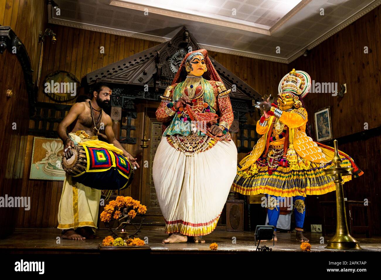 Kochi, India - 20 settembre 2019: kathakali attori con costumi che agiscono durante la prestazione di questa classica forma di teatro in Kerala Foto Stock