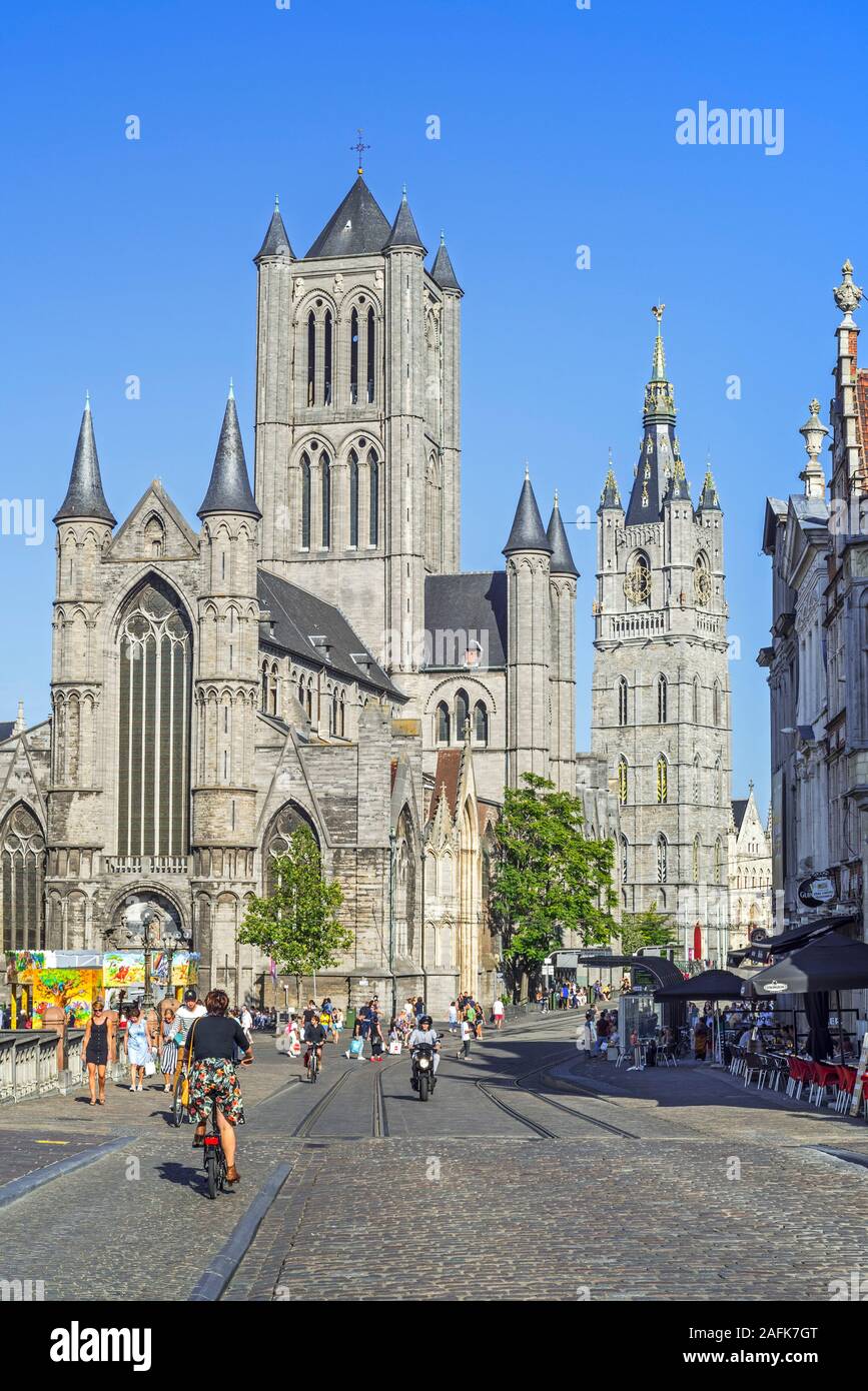 Saint Nicholas' chiesa / Sint-Niklaaskerk e il campanile a torre del campanile nel centro storico di Ghent / Gent, Fiandre Orientali, Belgio Foto Stock