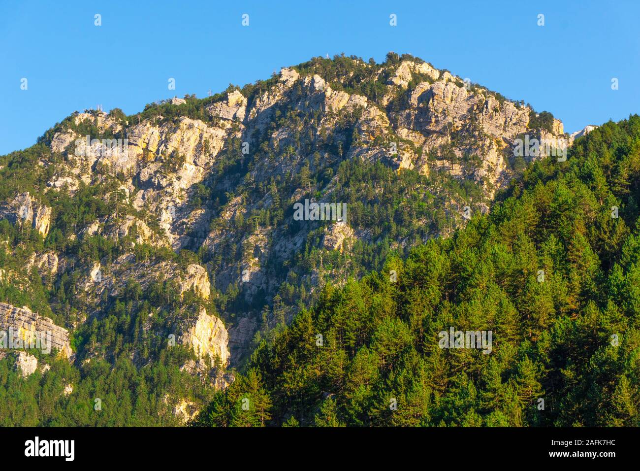 Rocce e alberi contro il cielo in Grecia in orizzontale Foto Stock