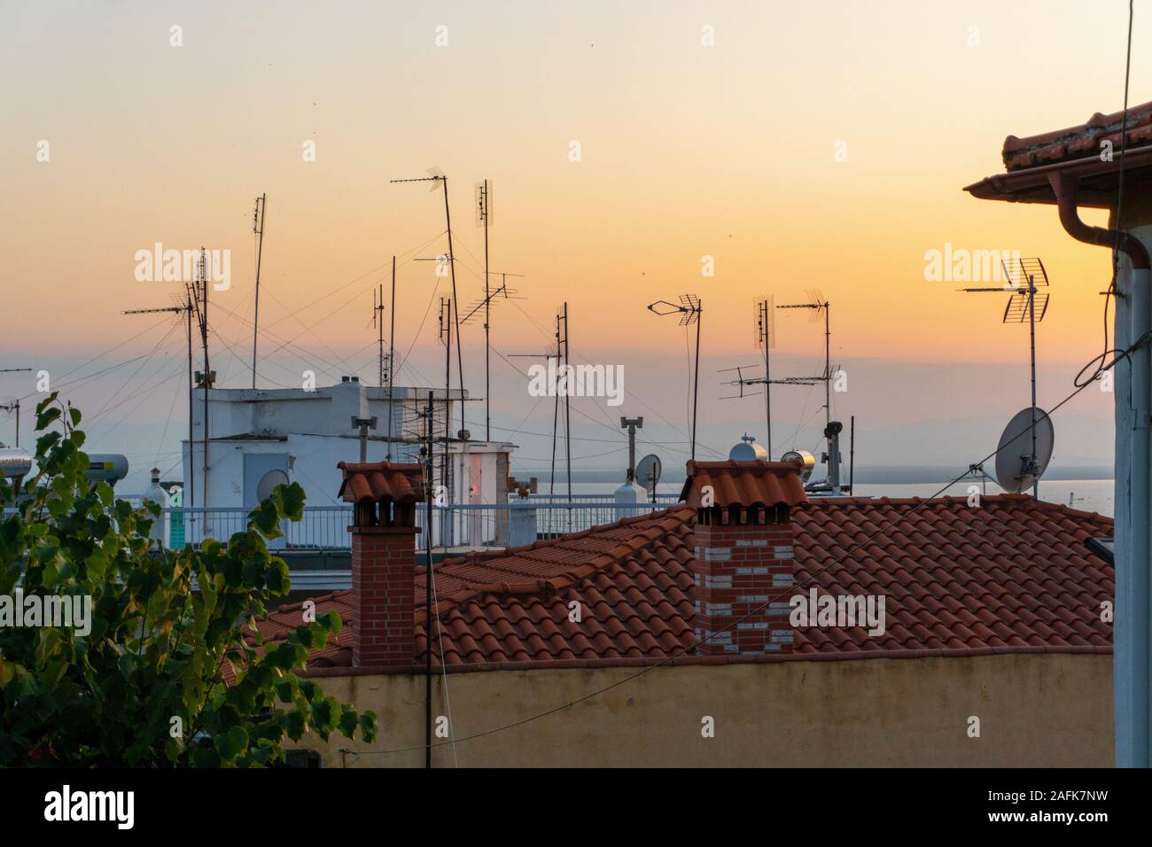 I tetti e le antenne a Salonicco Grecia orizzontale Foto Stock