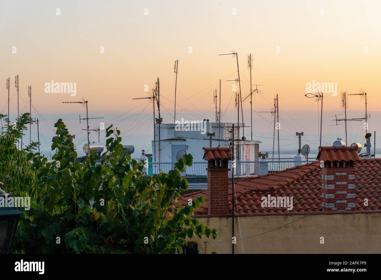 I tetti delle case e un sacco di antenna in Salonicco Grecia Foto Stock