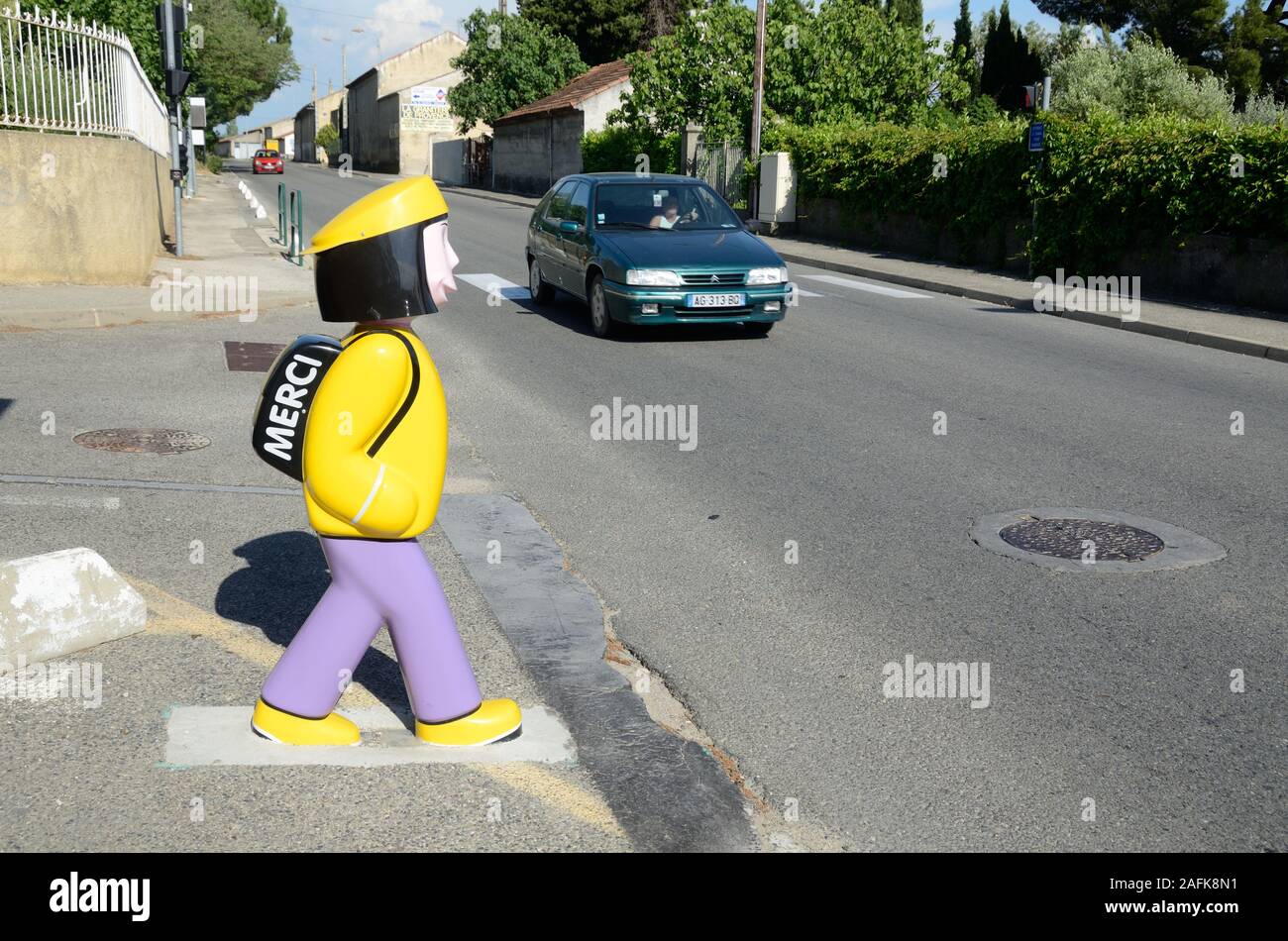 Attraversamento pedonale, Crosswalk, o strisce pedonali utilizzando modelli di scolari come avvertimento per gli automobilisti in Provenza Francia Foto Stock