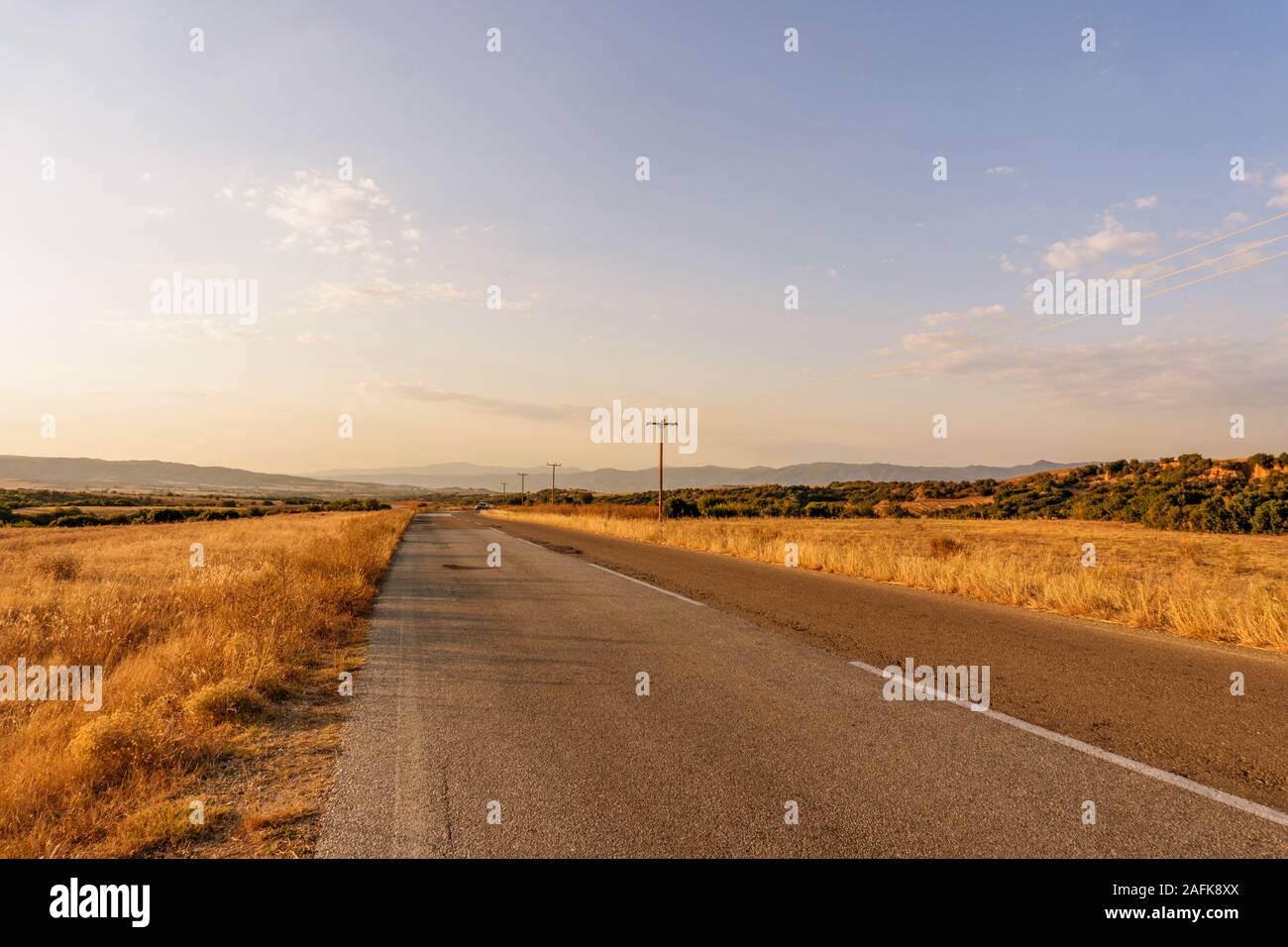 Su strada e i campi gialli in Grecia in orizzontale Foto Stock
