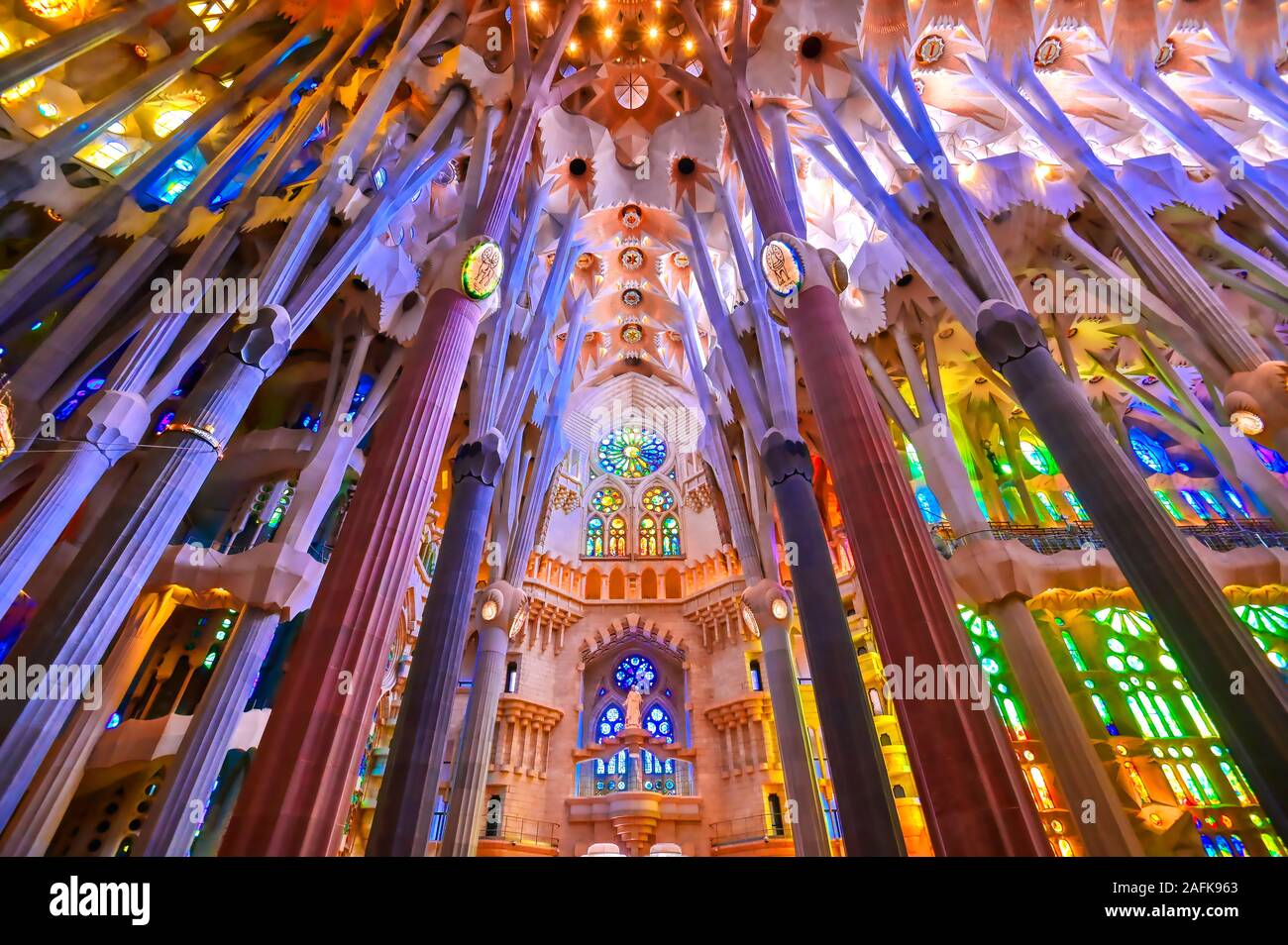 Barcellona, Spagna - 15 Giugno 2019 - l'interno della cappella principale della Sagrada Familia che cominciò la costruzione nel 1882. Foto Stock