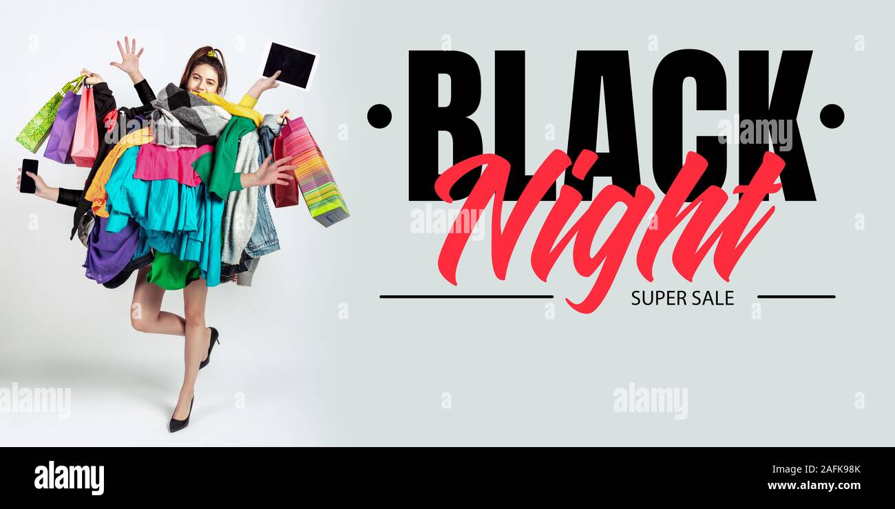 Nero notte, finanza concetto. Donna di tossicodipendenti di vendite e  vestiti. Modello femminile che indossa troppo abiti colorati. Moda e stile,  Venerdì nero, vendita, acquisti, denaro e acquisto online. Flyer per  annuncio