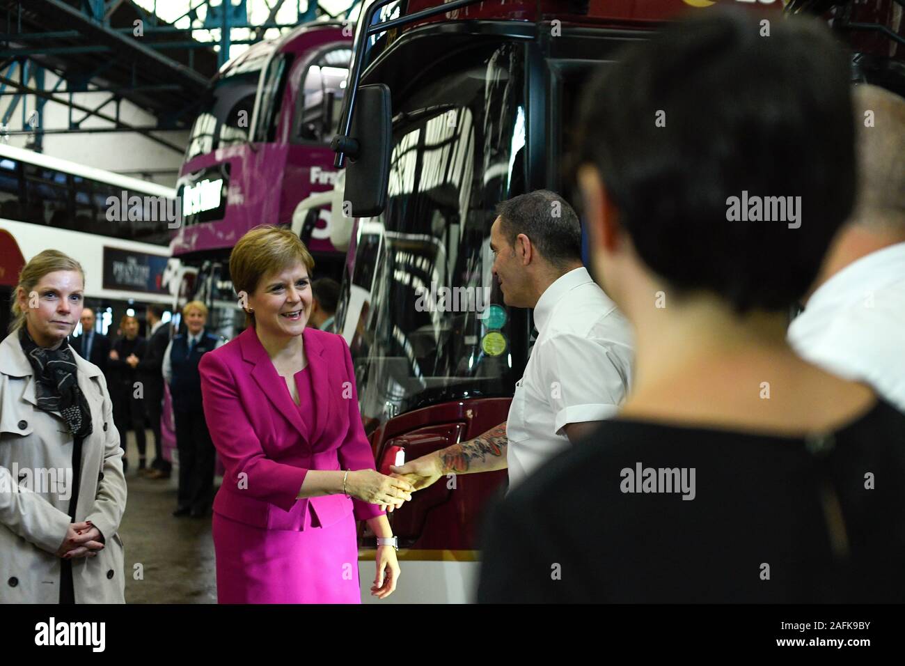 Scottish Primo Ministro Nicola visite di storione l'autobus Lothian depot il Annandale Street, Edimburgo. Azione per affrontare il problema del cambiamento climatico saranno il cuore di questo anno la PfG a seguito del primo ministro il riconoscimento di quest anno c è un clima globale di emergenza. Credito: Euan Cherry Foto Stock