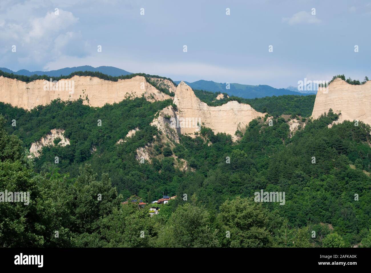 La Bulgaria, Melnik, paesaggio con formazione di roccia e sabbia pyramides Foto Stock