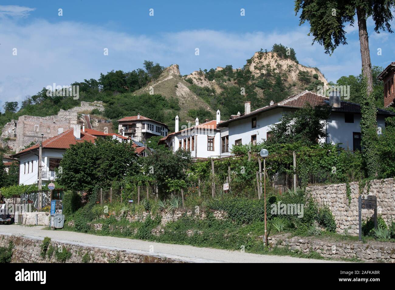 La Bulgaria, Melnik, case, payramids di sabbia e roccia la formazione attorno al villaggio rurale Foto Stock