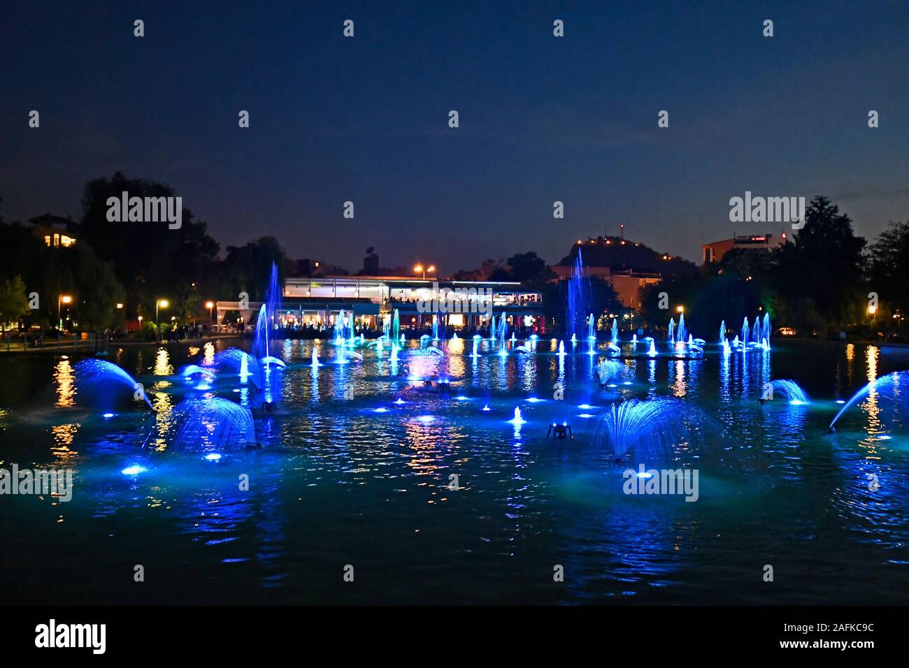 La Bulgaria, Plovdiv, fontane illuminate nel lago di Tsar Simeons Garden, la città diventa capitale europea della cultura 2019 Foto Stock