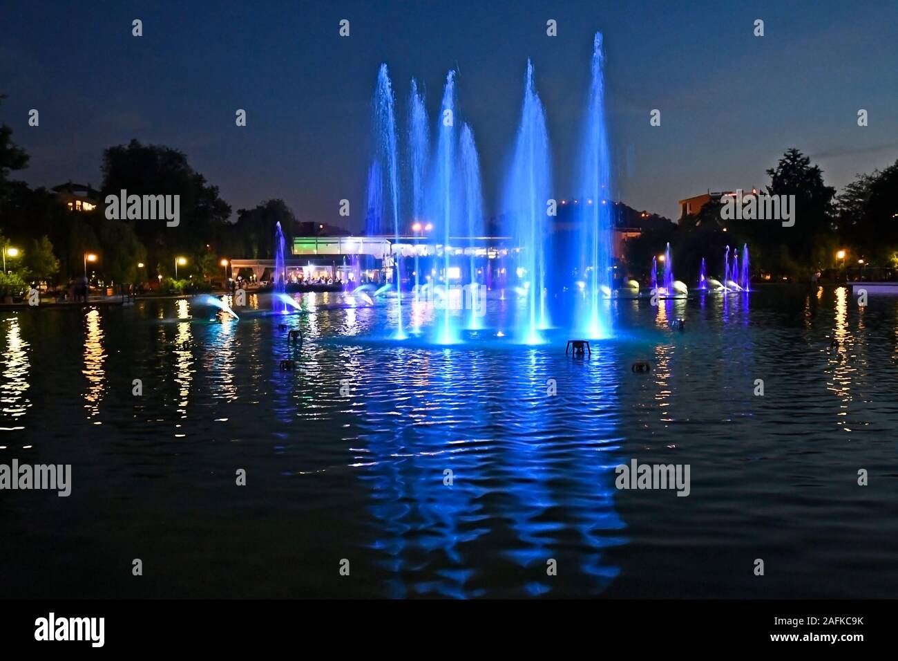 La Bulgaria, Plovdiv, fontane illuminate nel lago di Tsar Simeons Garden, la città diventa capitale europea della cultura 2019 Foto Stock