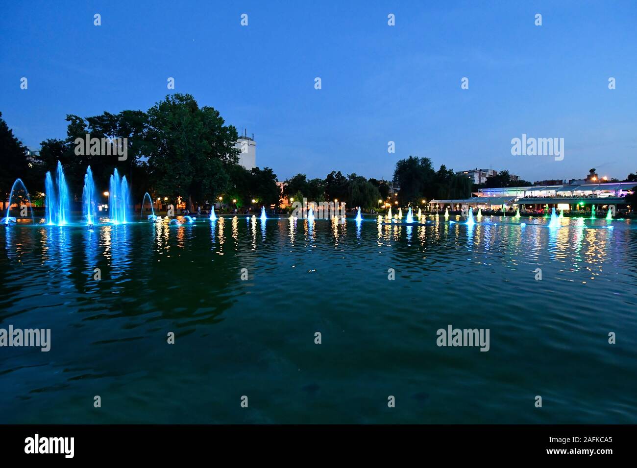 La Bulgaria, Plovdiv, fontane illuminate nel lago di Tsar Simeons Garden, la città diventa capitale europea della cultura 2019 Foto Stock