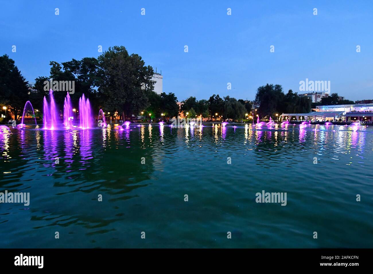 Plovdiv, Bulgaria - 07 Giugno 2018: fontane illuminate sul lago in Tsar Simeons garden, la città diventa capitale europea della cultura 2019 Foto Stock