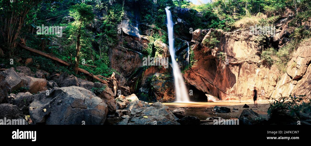 Panoramica bella cascata profonda foresta in Thailandia Foto Stock