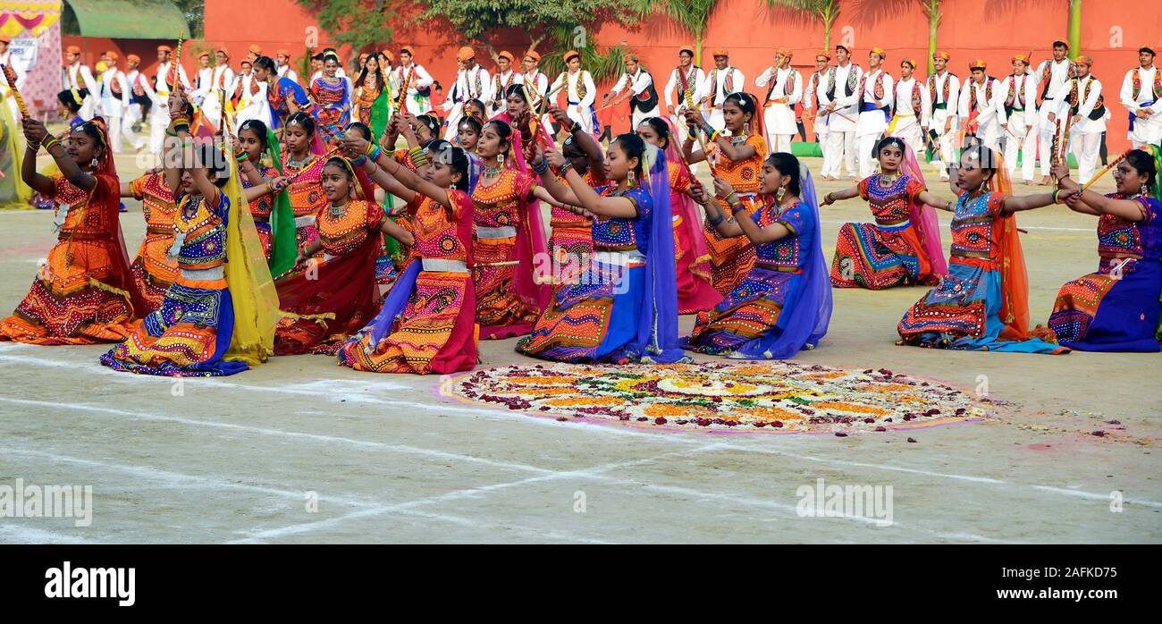 Il gruppo di danza dei bambini a scuola giornata annuale Foto Stock