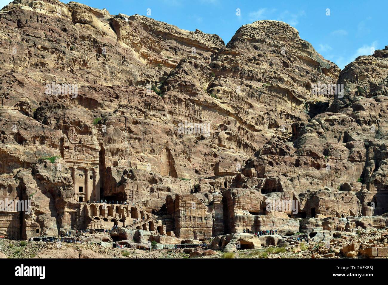 Wadi Musa, Giordania - Marzo 06, 2019: turisti non identificato nel Patrimonio mondiale dell UNESCO di Petra con tombe reali, una forma preferita di attrazione turistica in M Foto Stock