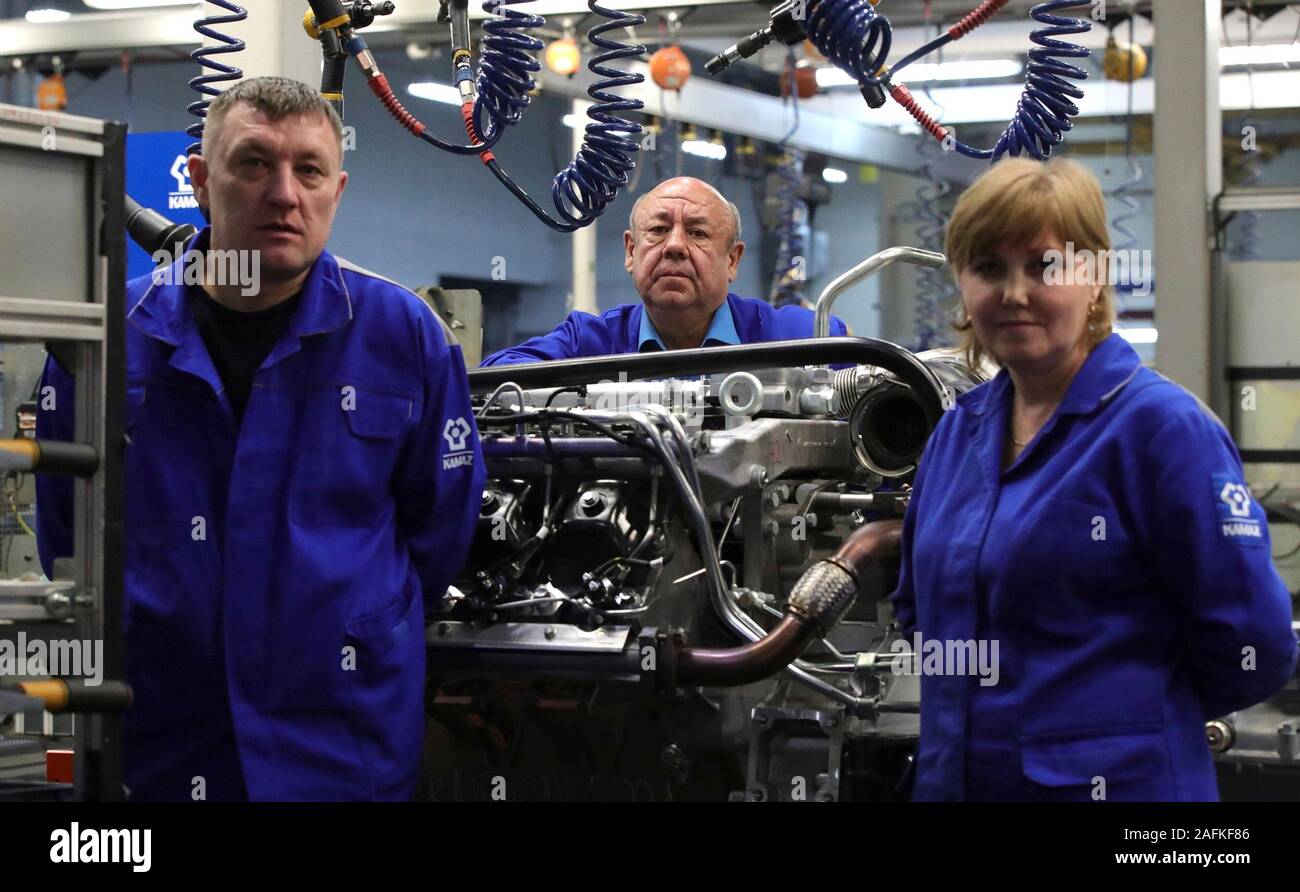 Linea di assemblaggio dei lavoratori guarda su come il Presidente russo Vladimir Putin tours la Daimler KAMAZ Rus il motore e il telaio del carrello di joint venture veicolo commerciale impianto Dicembre 13, 2019 in Naberezhnye Chelny, il Tatarstan, Russia. Foto Stock