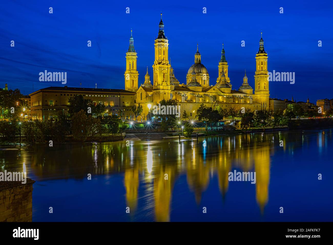 Cattedrale, Basilca El Pilar, a Saragozza, Aragona, Spagna, Europa al blue ora con il fiume Ebro nella parte anteriore, fatto con tempo di esposizione lungo Foto Stock