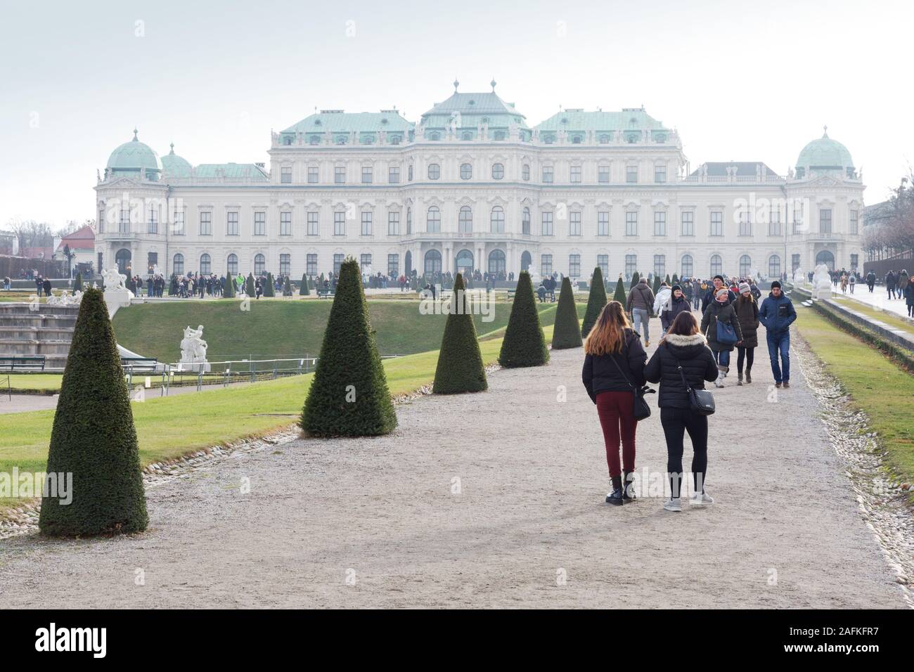 Palazzo Belvedere, Vienna Austria - turisti che camminano in giardino in inverno; Belvedere superiore, Vienna Austria Europa Foto Stock