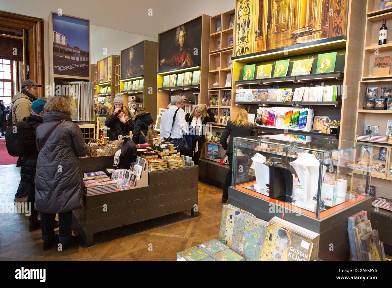 Turisti viennesi; shopping nel negozio di articoli da regalo; Palazzo Belvedere, Vienna Austria Europe Foto Stock