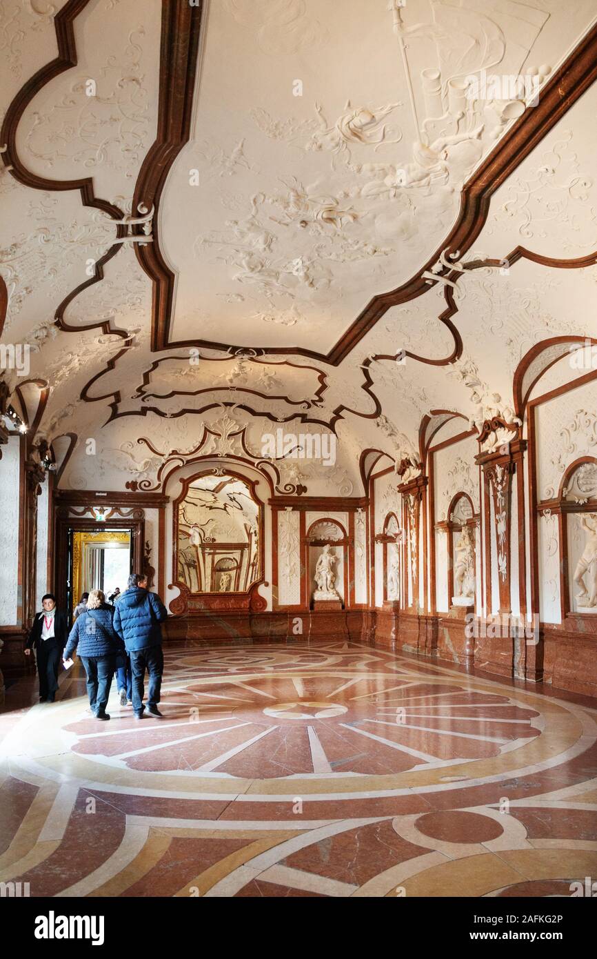 Il Palazzo del Belvedere di Vienna; la sala di marmo nella parte interna inferiore del Belvedere, Vienna Austria Foto Stock