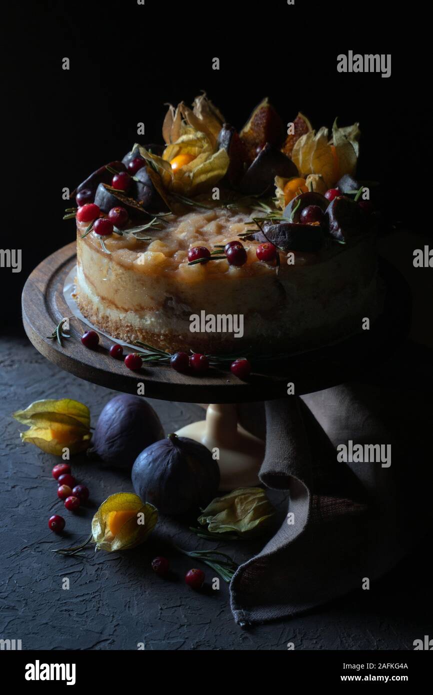 Cheesecake con fichi e physalis su un supporto verticale Foto Stock