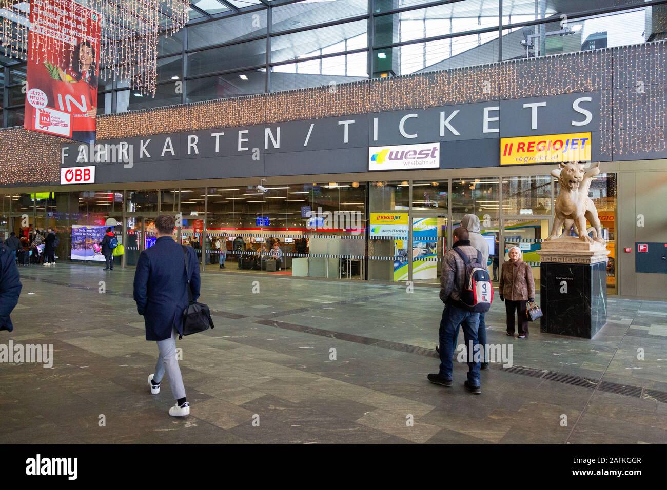 Stazione ferroviaria principale di Vienna, o Wien Hauptbahnhof; Vienna, Austria Europa Foto Stock