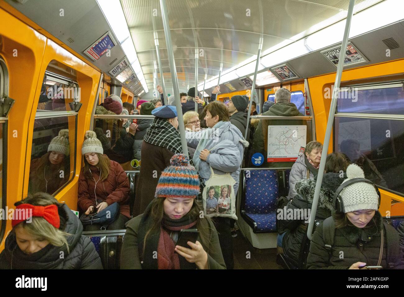 Vienna U-Bahn trasporto interno - esempio di stile di vita di vienna; i passeggeri seduti e in piedi, metropolitana Vienna, Vienna Austria Foto Stock