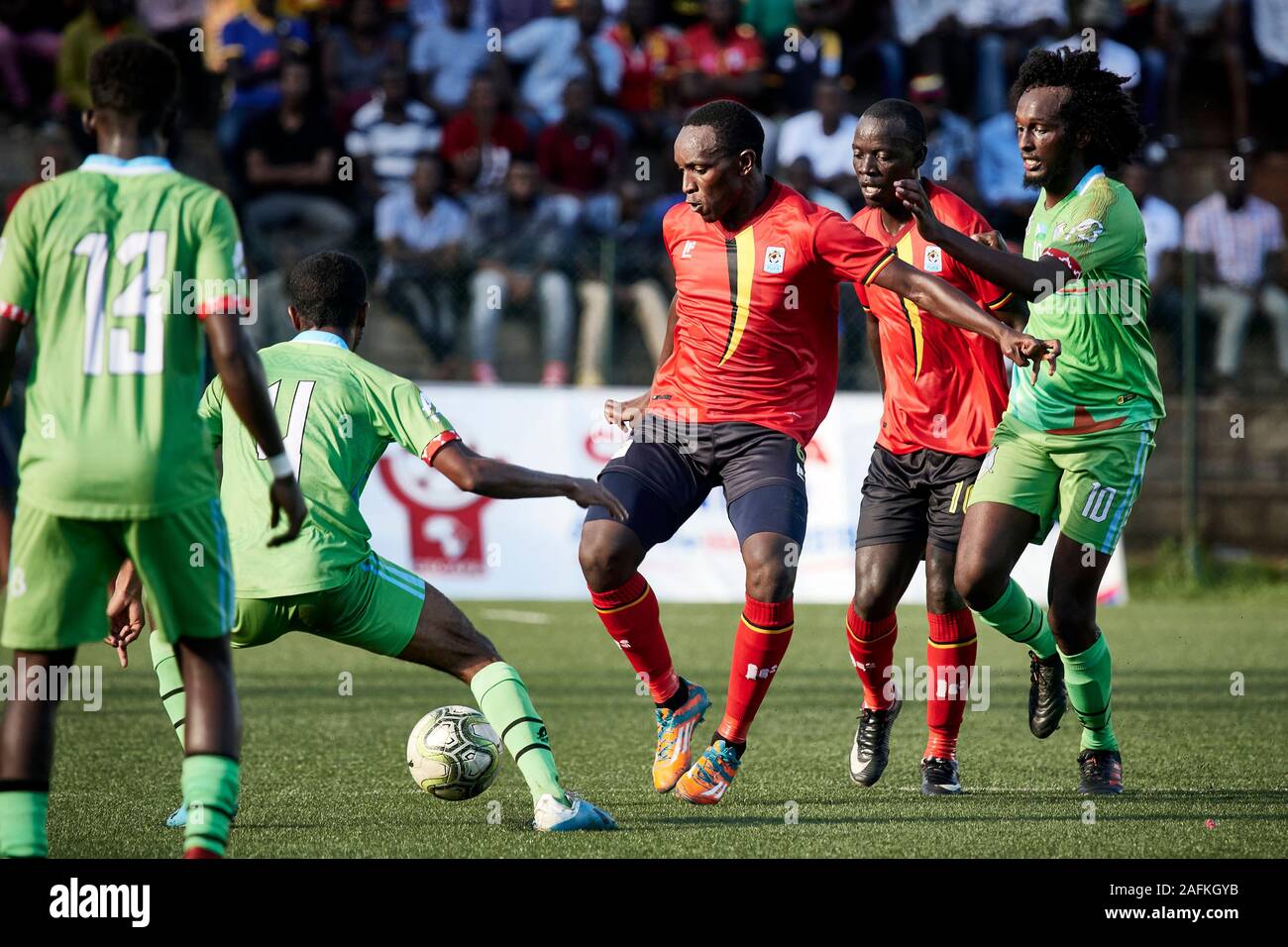 Kampala, Uganda. 15 dic 2019. Nicholas Kasozi (6, Uganda) si muove oltre Haroun Mohamed (10, Gibuti). Uganda v Gibuti, gruppo A, Senior CECAFA Challenge Cup 2019. Star volte Stadium a Lugogo. Credito: XtraTimeSports (Darren McKinstry) / Alamy. Foto Stock