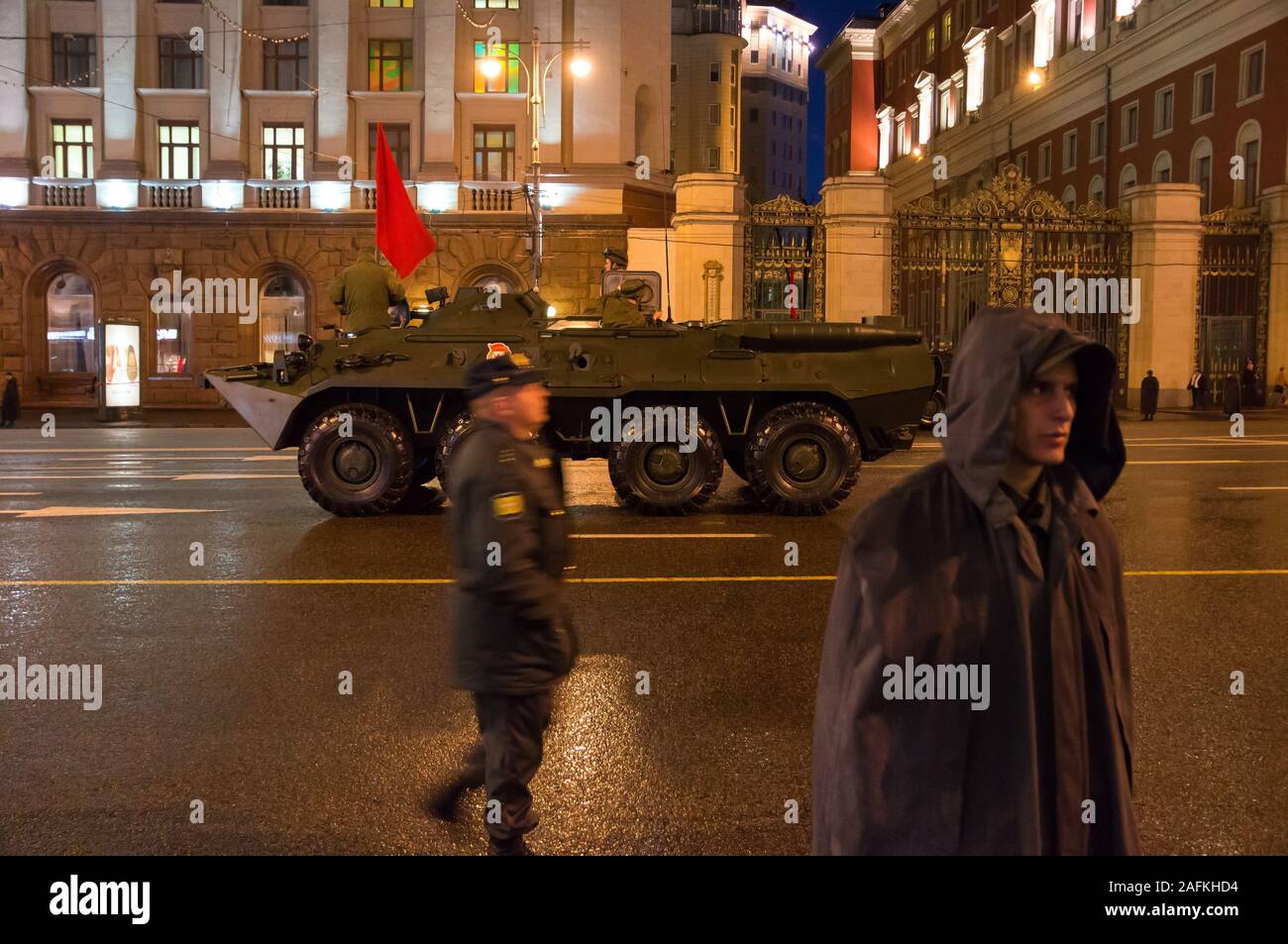 Militare russo BTR-80 i veicoli, le strade di Mosca di notte, esercito parade, Russia Foto Stock