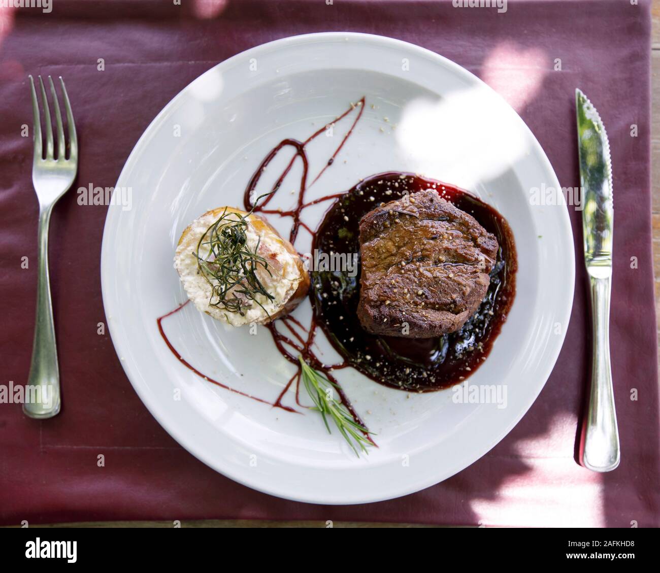 Un corso principale di filetto di manzo in corrispondenza di un tempo di primavera il pranzo presso il ristorante del Tupungato Divino in Tupungato, provincia di Mendoza, Argentina. Foto Stock