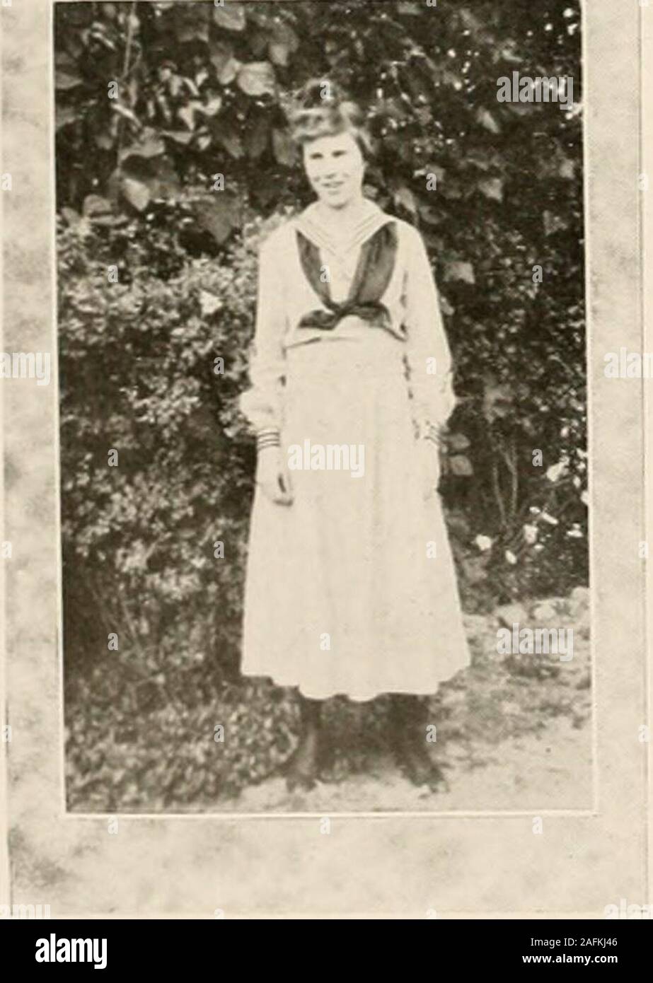 . PaC-SaC 1919. . I - ( in tl EMMA EDITH SMITH, Cinton, S. C. B. A. Il Aprils nei suoi occhi; è ama la molla,e le docce per portarlo su.-prestare attenzione. Miss Edith è un membro di una organizzazione con-completi composti di due che è venuto a noi fours fa; il otheris Miss Ethel del quale parlerò attualmente. MissEdith collegio entrato nel 1915 e ha enduredfaithfully fino alla fine. Ella ha comandato la ad-miration e il rispetto dei suoi professori, ogni andevery uno. E infatti ci sono state wagerssuggested come per cui uno porterà loro classe per thefinish. È difficile decidere. Come e AAs sono Foto Stock