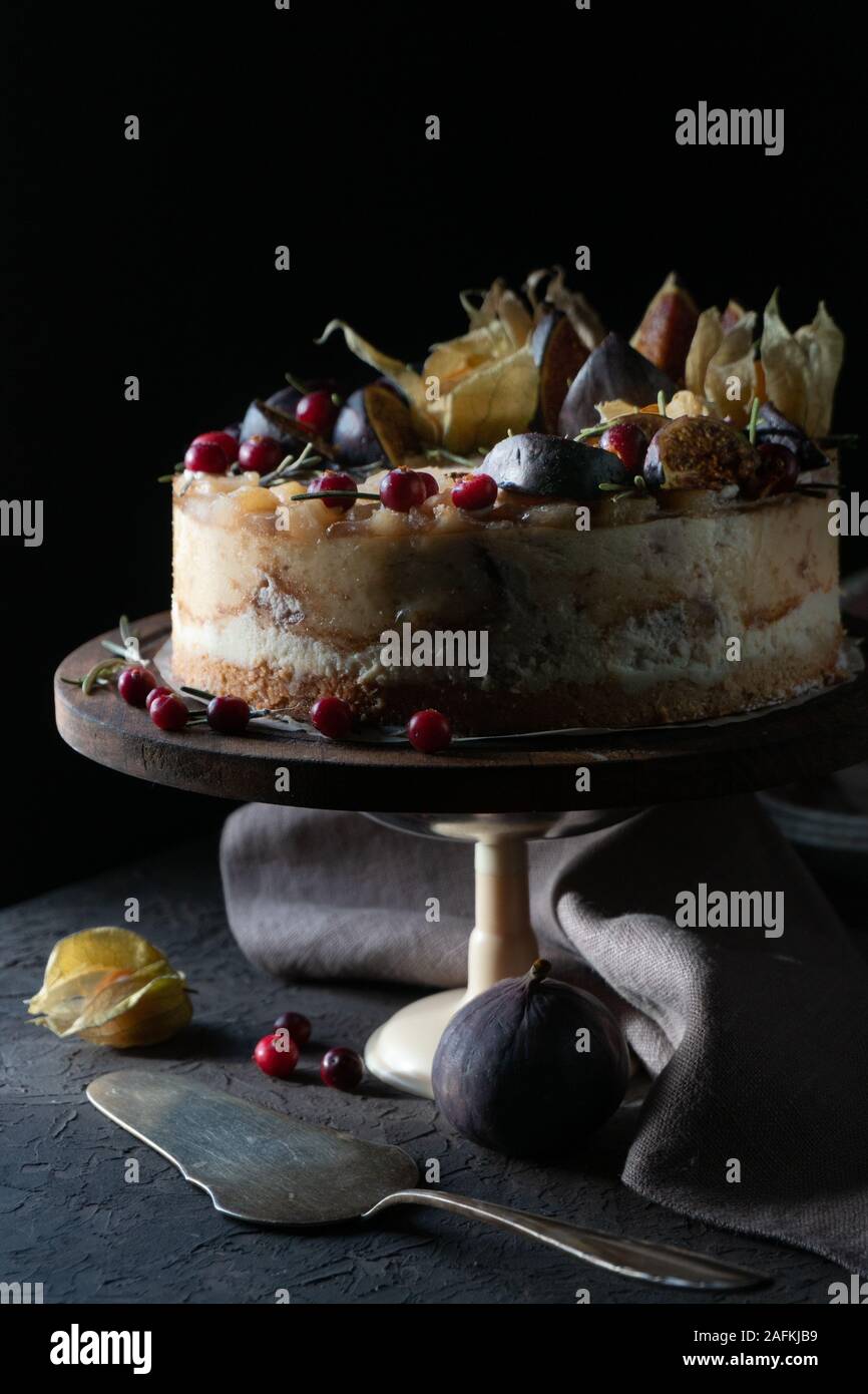 Cheesecake alla frutta su una staffa di supporto con un tovagliolo e un cucchiaio veiw laterale Foto Stock