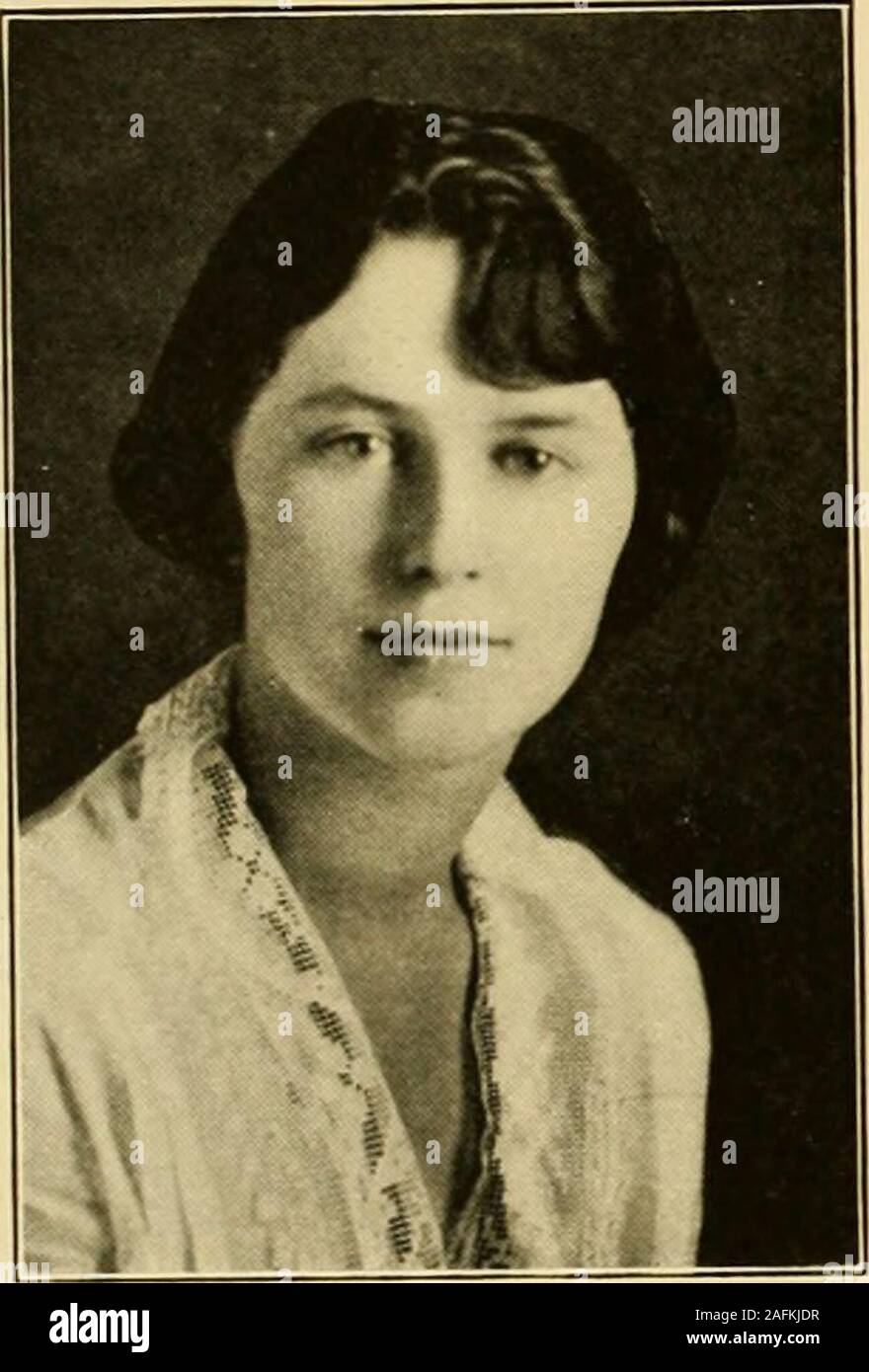 . La patch di radica. TRANCES HARTWELL SIMPSON CINCINNATI, OHIO, e non possiamo dire abbastanza Frans act-ing o Iier cervelli. Il suo proprio impossibile pertrovare uno qualsiasi che equivale a lei in eitherrespect, e 21 è orgogliosa di rivendicazione heras un membro come è la rivendicazione RUTH SIMPSON LOWELL, mass. Nessuna meraviglia che Ruth è dolce. Guardare inil candy Lei ottiene. Lei non è mai withoutit; anche se la sua meraviglia, perché ella isthe più generosa anima viva. Foto Stock