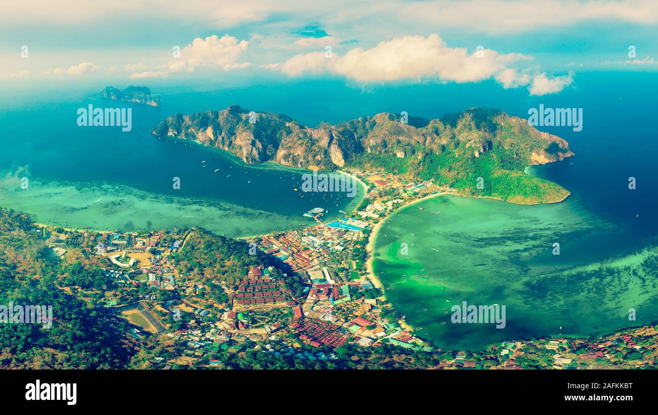 Koh Phi Phi Don, punto di vista - Paradise Bay con spiagge bianche. Vista dalla cima dell'isola tropicale su Tonsai Village, Ao Tonsai, Ao Dalum. Krabi Foto Stock