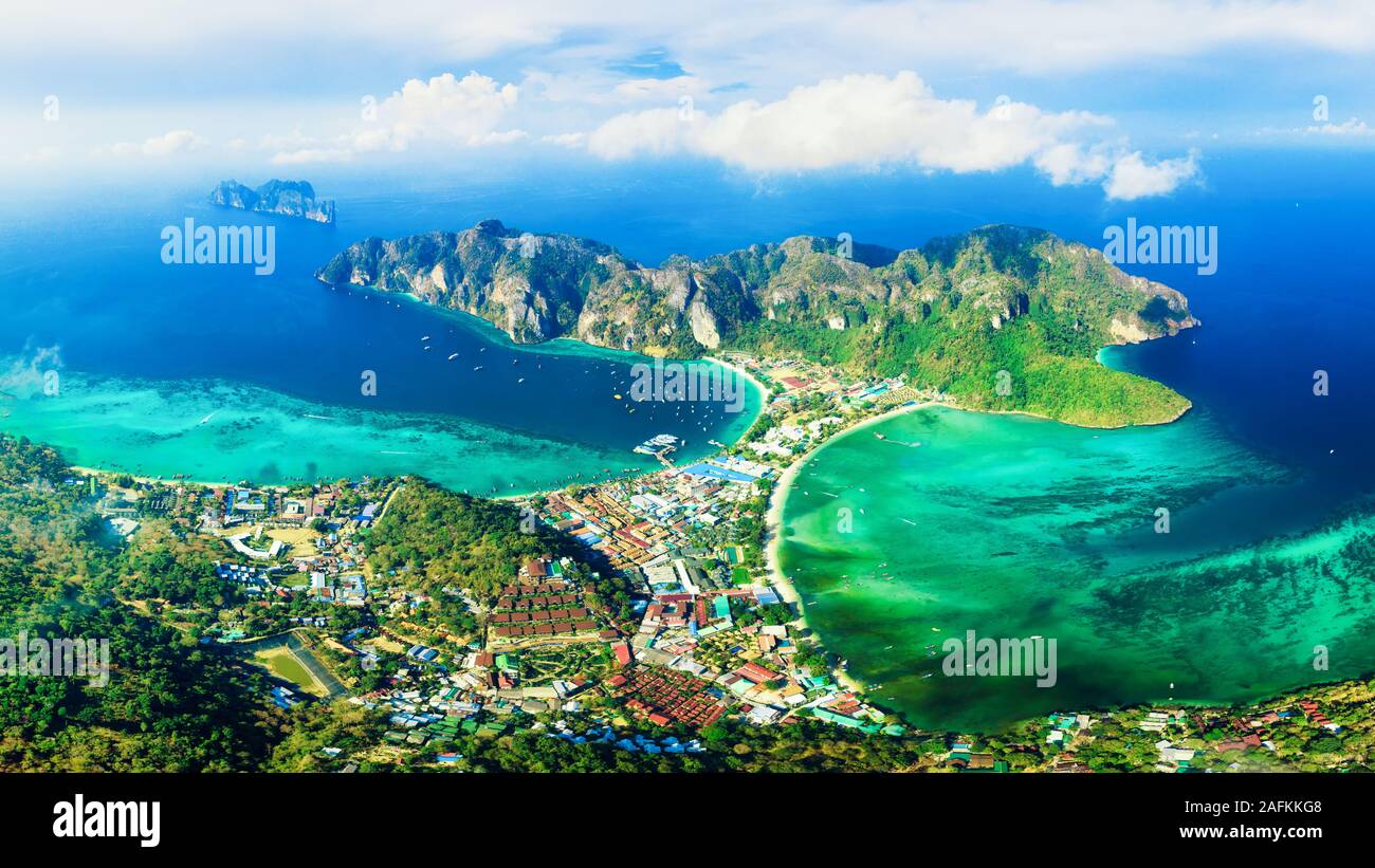 Koh Phi Phi Don, punto di vista - Paradise Bay con spiagge bianche. Vista dalla cima dell'isola tropicale su Tonsai Village, Ao Tonsai, Ao Dalum. Krabi Foto Stock