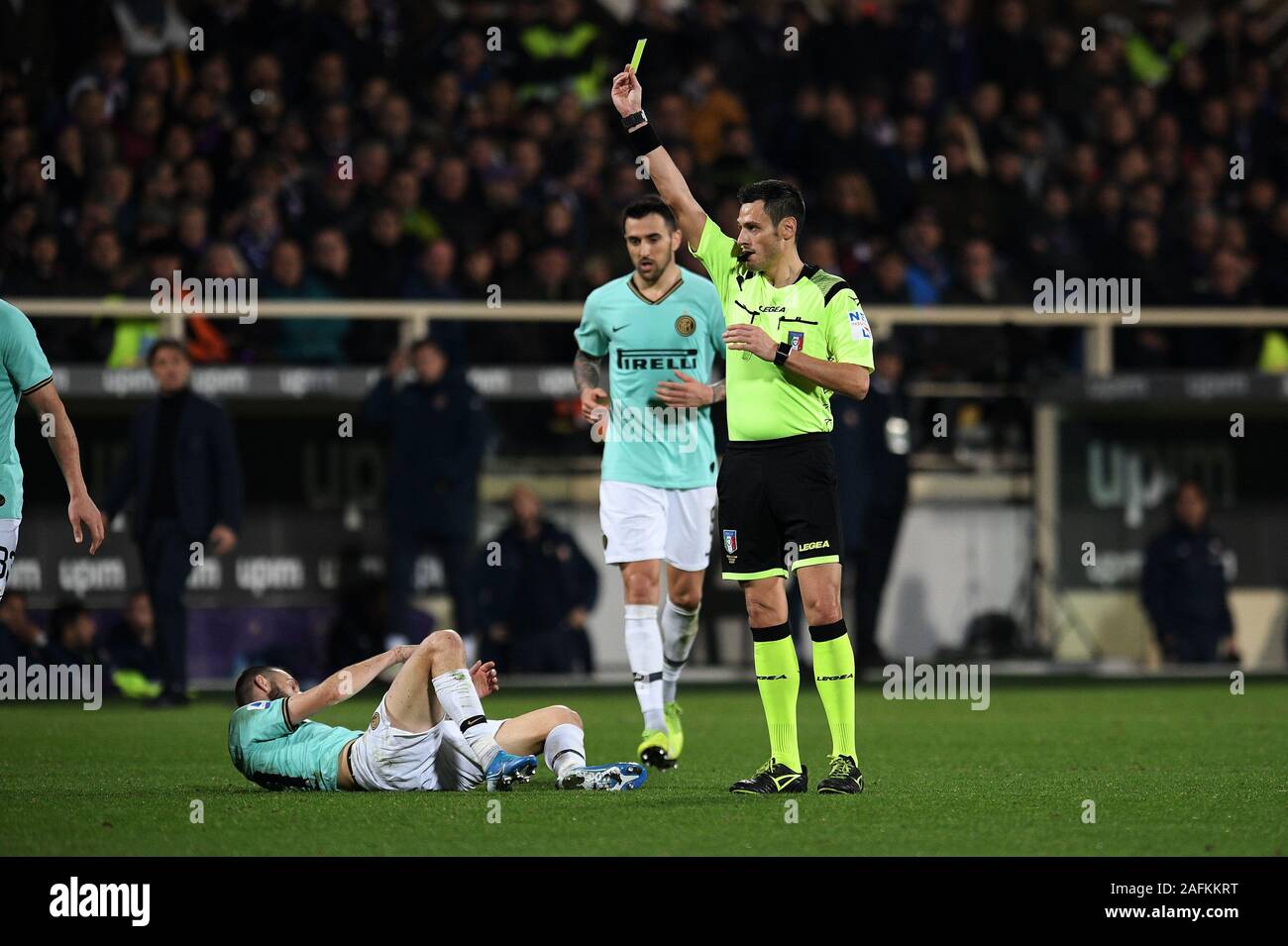 Firenze, Italia, 15 dic 2019, cartellino giallo pesante per brozovic che salta il prox partita durante la Fiorentina vs Inter - Calcio italiano di Serie A uomini campionato - Credito: LPS/Matteo Papini/Alamy Live News Foto Stock