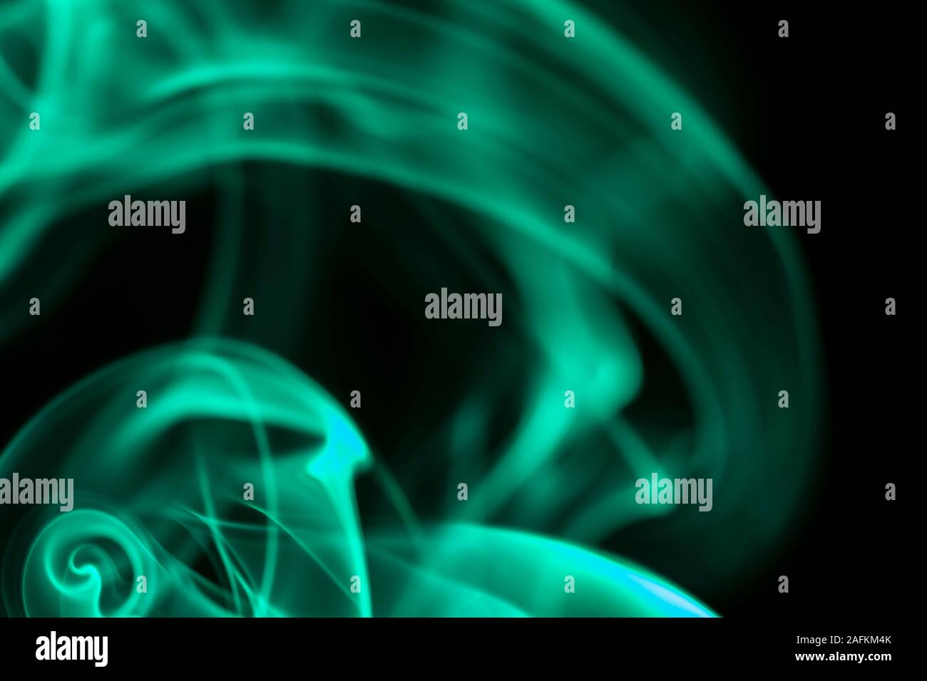 Abstract con sfondo sfocato verde sul fumo nero, fumoso sfondo astratto Foto Stock