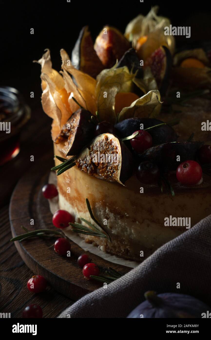 Cheesecake con physalis e date e bacche selvatiche close up Foto Stock
