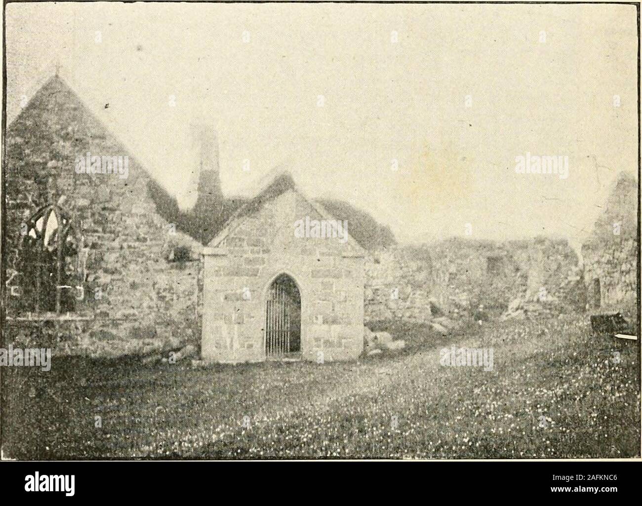 . Ufficiale della Royal Society di antiquari di Irlanda. enoriginally priori alloggio, e l'edificio a sud di esso è stata thepriors cappella. L'appartamento contrassegnato capitolo casa sul piano è stato con-verted in una sepoltura-posto per la famiglia MNeill. Una porta facingthe est, con un timpano oltre, è stato eretto. Questo è mostrato sulla 314 KOYAL SOCIETÀ DI ANTIQUARI DI IRLANDA. Ijhotograph qui riprodotto ; una porzione della Cappella dei Priori e itssouth della porta d'ingresso, si vede la mano destra. , La cosiddetta cella di eremiti, o sacramento house, è un aumbry di asize maggiore del solito; aumbries abbiamo Foto Stock