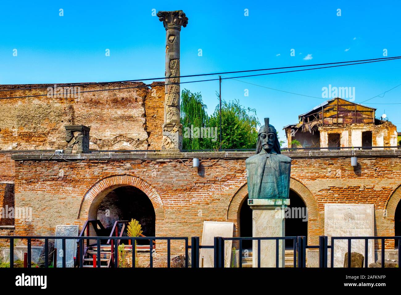 Curtea Veche (la vecchia corte principesca) con il busto di Vlad Tepes, Bucarest, Romania Foto Stock
