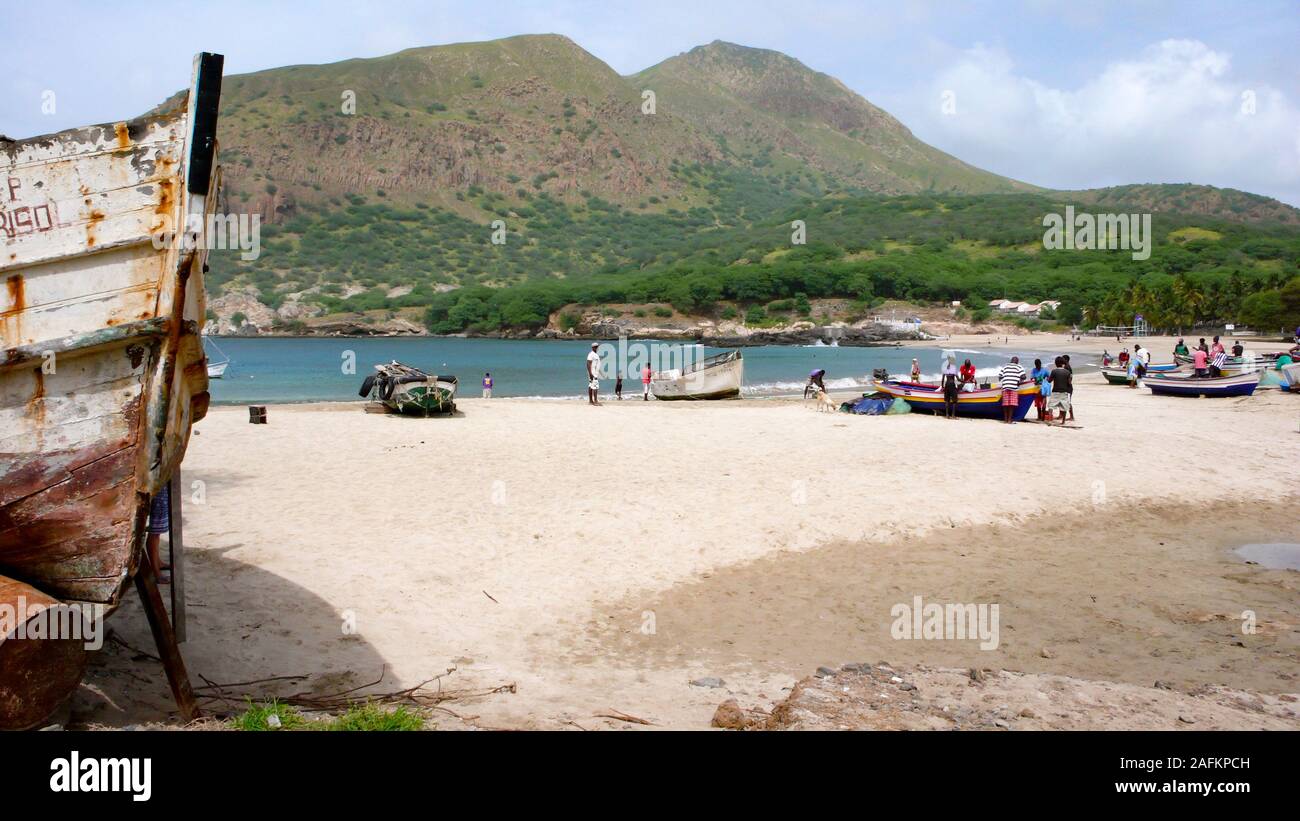 Tarrafal, Santiago / Capo Verde - 12. Novembre, 2015: i pescatori e gli abitanti di un villaggio di controllo sulla pesca del giorno sulla spiaggia di Tarrafal in Capo Verde Foto Stock