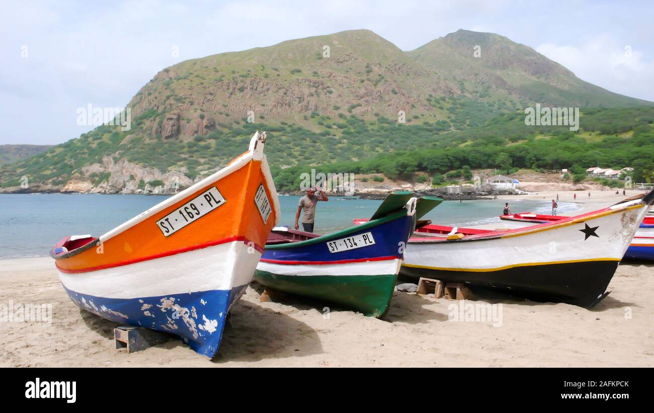 Tarrafal, Santiago / Capo Verde - 12. Novembre, 2015: di legno colorate barche di pescatori sulla spiaggia di Tarrafal in Capo Verde Foto Stock