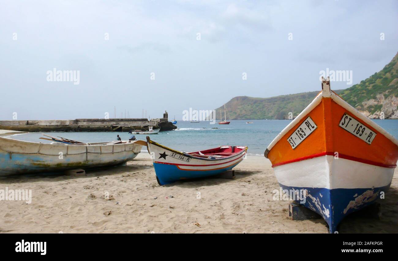 Tarrafal, Santiago / Capo Verde - 12. Novembre, 2015: di legno colorate barche di pescatori sulla spiaggia di Tarrafal in Capo Verde Foto Stock