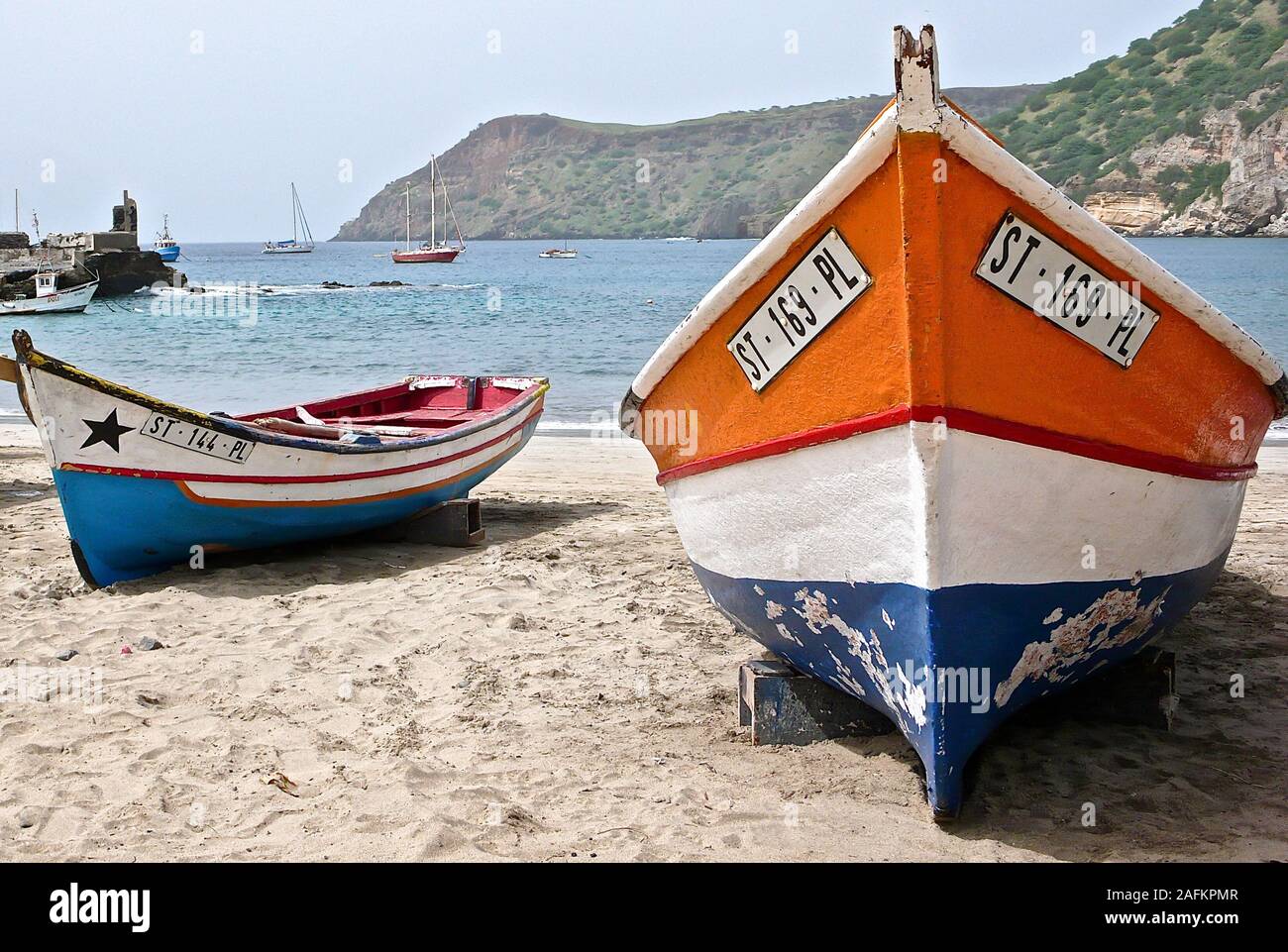 Tarrafal, Santiago / Capo Verde - 12. Novembre, 2015: di legno colorate barche di pescatori sulla spiaggia di Tarrafal in Capo Verde Foto Stock