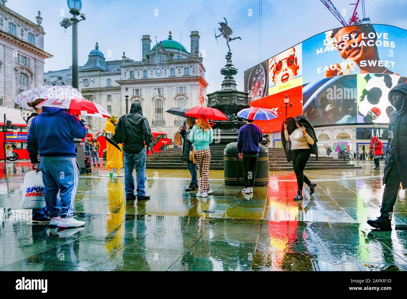 Piovosa giornata bagnata, Piccadilly Circus, London, England, Regno Unito Foto Stock
