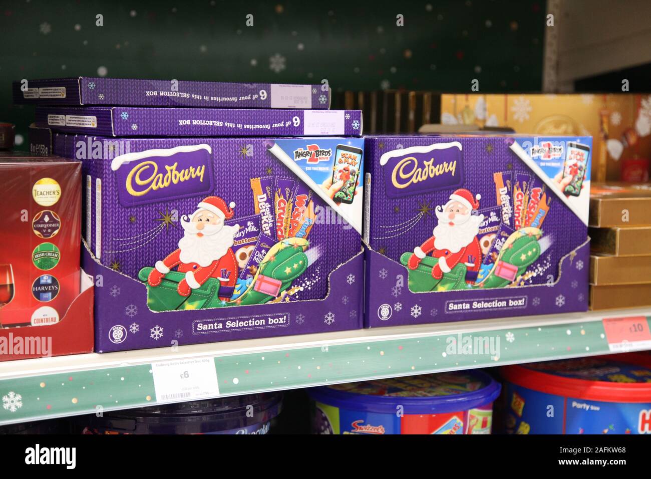 Cadbury Santa Casella di selezione su scaffale di supermercato in Sainsburys, Natale 2019 Foto Stock