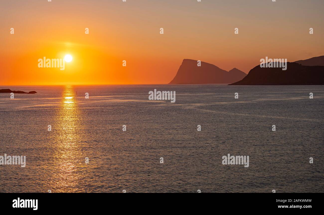 SOMMARØYA, Norvegia - il sole di mezzanotte, Troms, Norvegia settentrionale, e Haja Isola, centro. Foto Stock