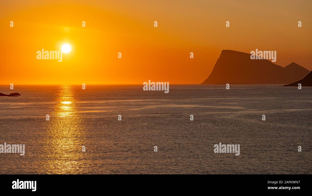 SOMMARØYA, Norvegia - il sole di mezzanotte, Troms, Norvegia settentrionale, e Haja Island, a destra. Foto Stock
