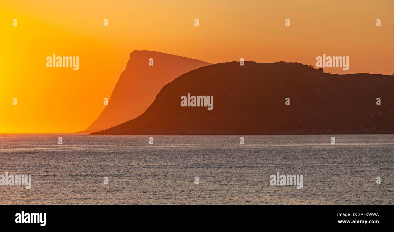 SOMMARØYA, Norvegia - il sole di mezzanotte, Troms, Norvegia settentrionale. Håja montagna, parte posteriore di centro. Foto Stock
