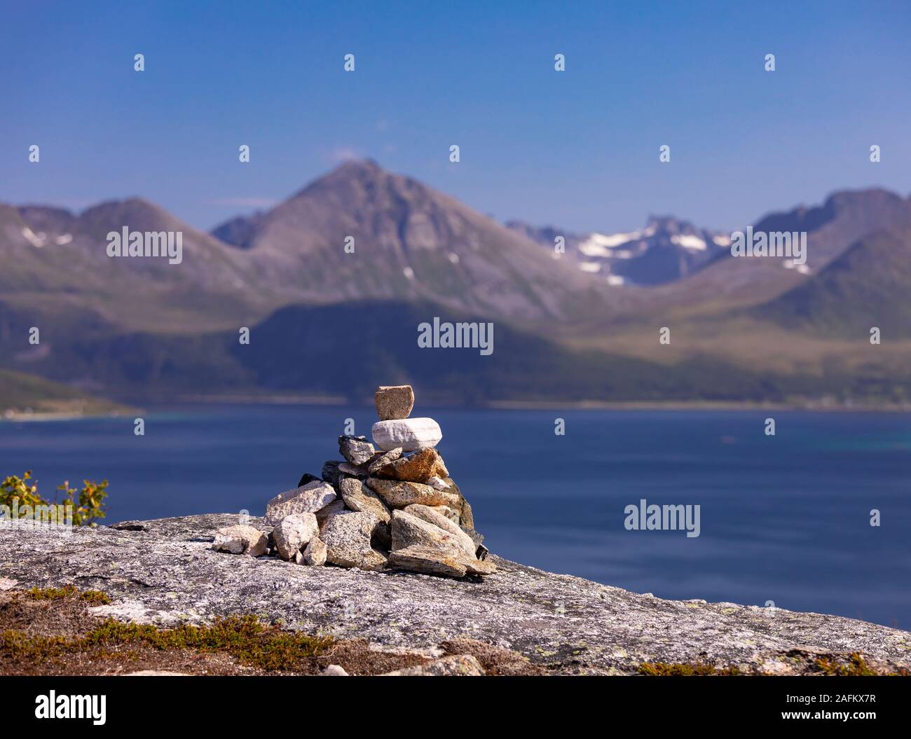 SOMMARØY, Troms County, Norvegia - Rock cairn sul sentiero in Norvegia del nord. Foto Stock